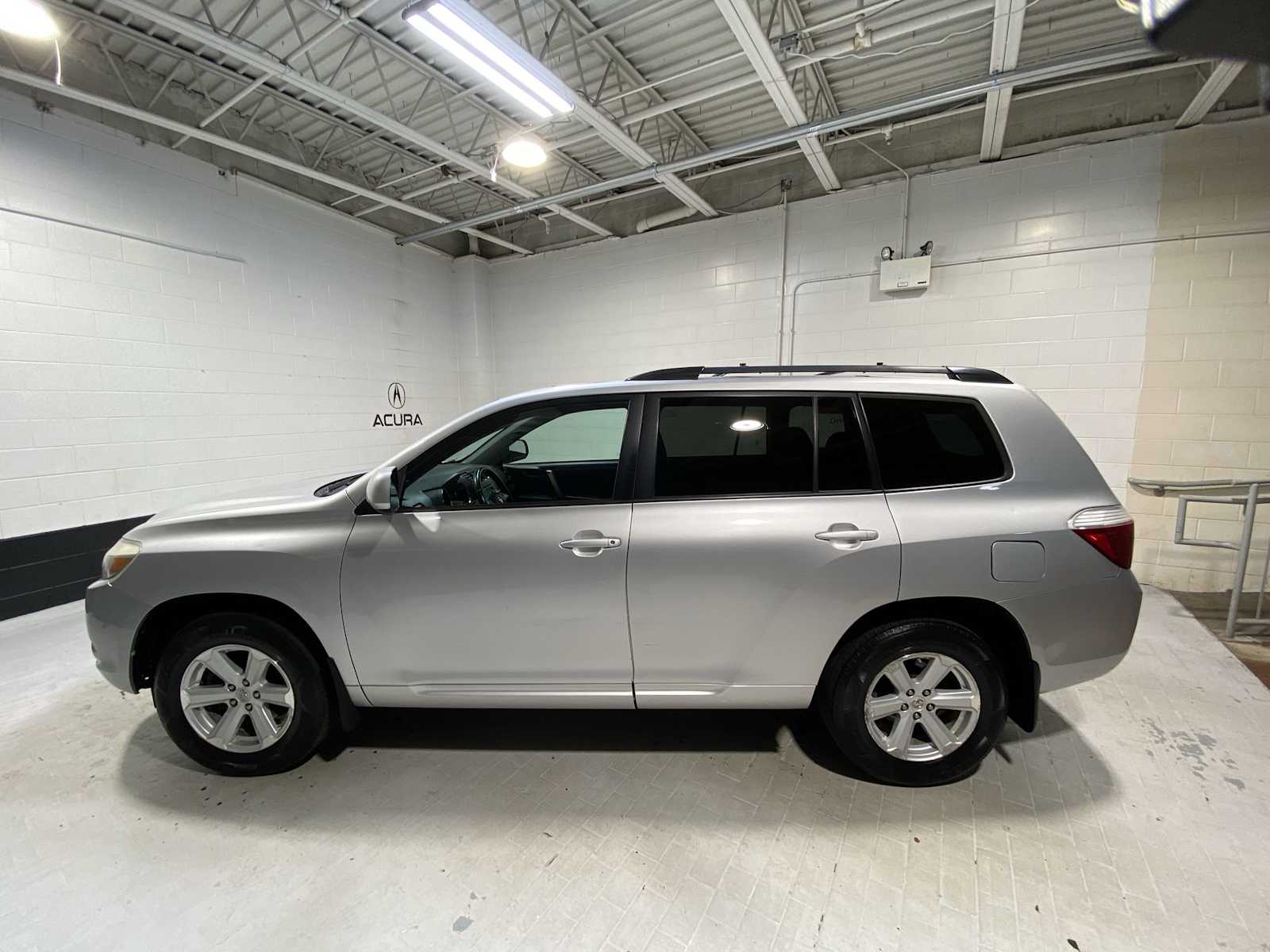 Thumbnail: 2010 Toyota Highlander - 3