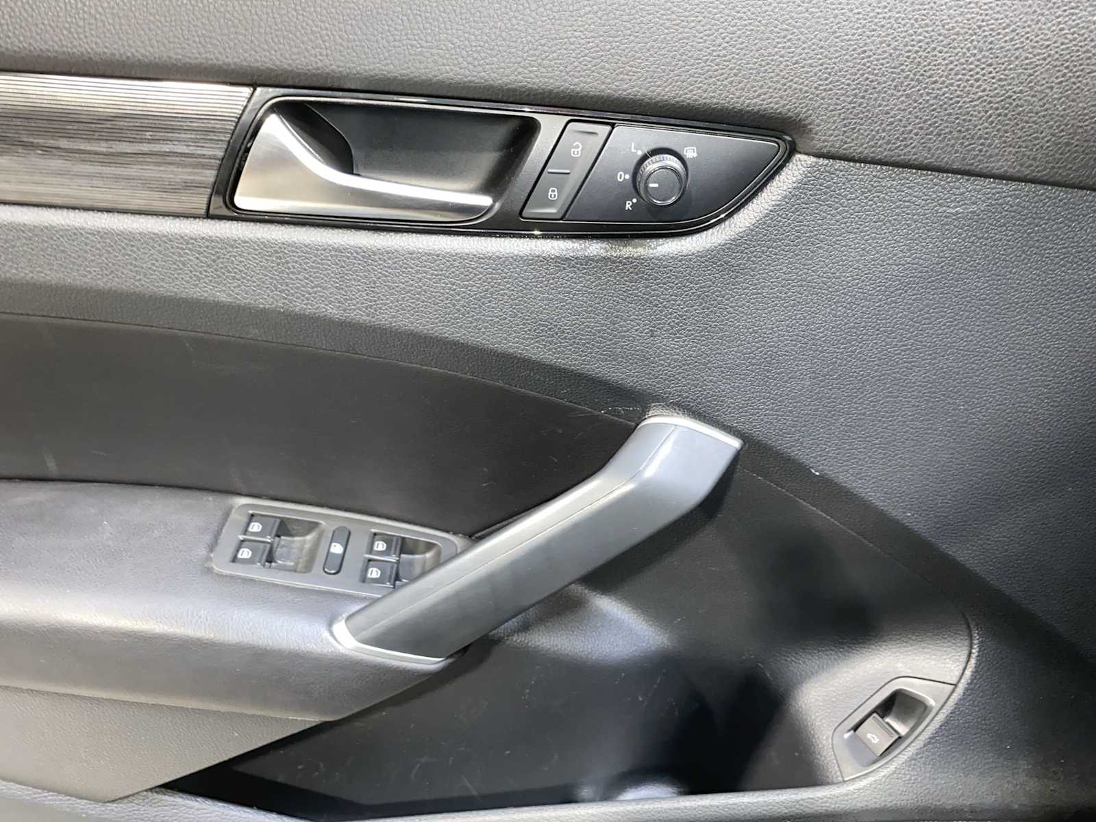 Thumbnail: 2020 Volkswagen Passat - 23