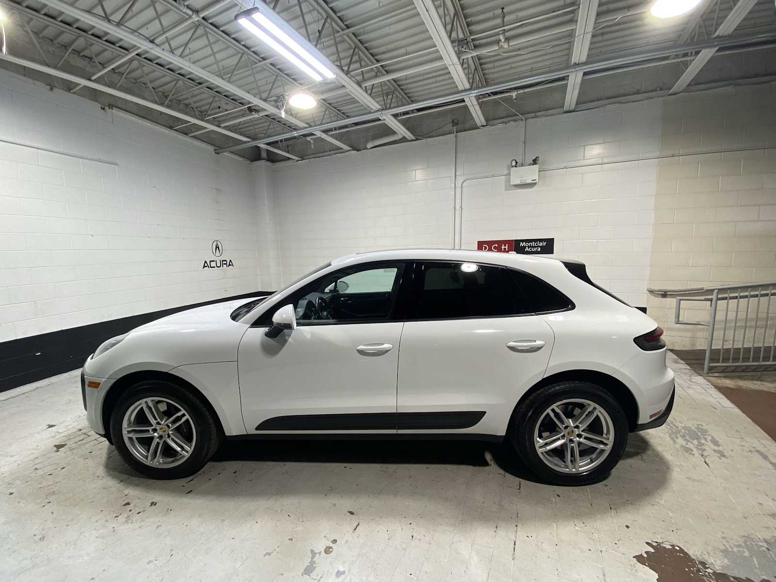 Thumbnail: 2023 Porsche Macan - 3