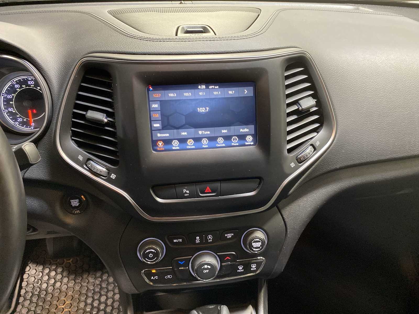 Thumbnail: 2020 Jeep Cherokee - 16