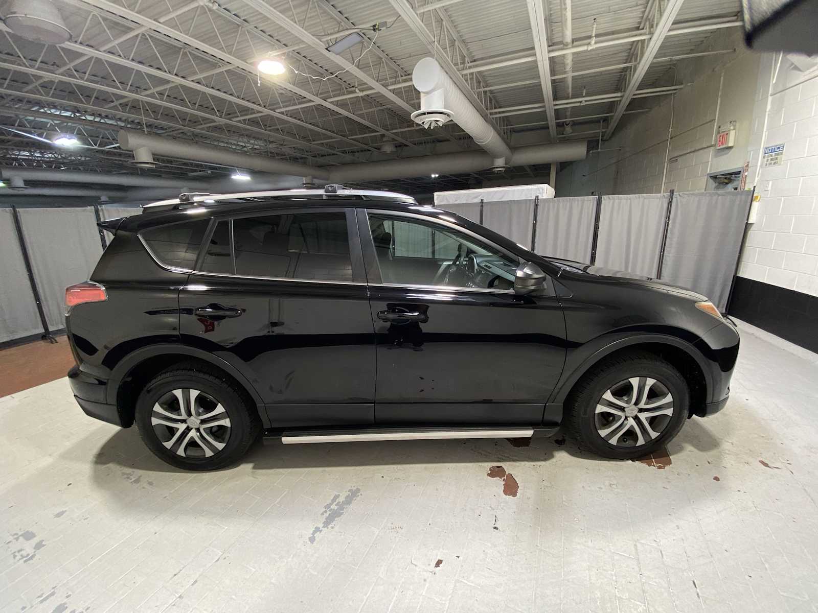 Thumbnail: 2017 Toyota RAV4 - 27