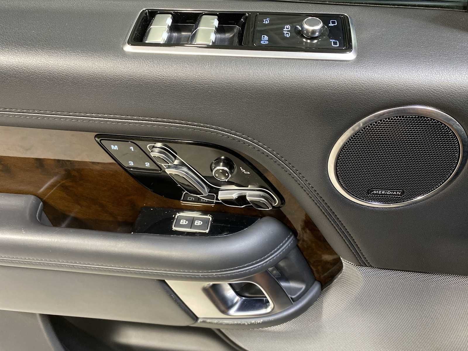 Thumbnail: 2021 Land Rover Range Rover - 23