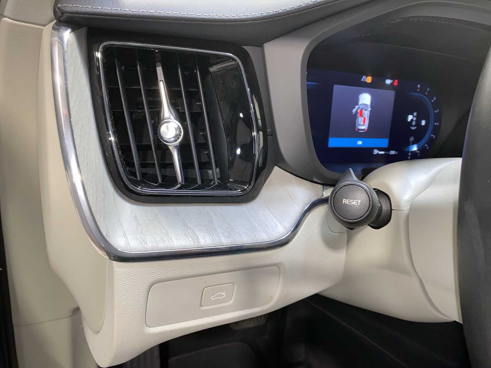 Thumbnail: 2023 Volvo XC60 - 24