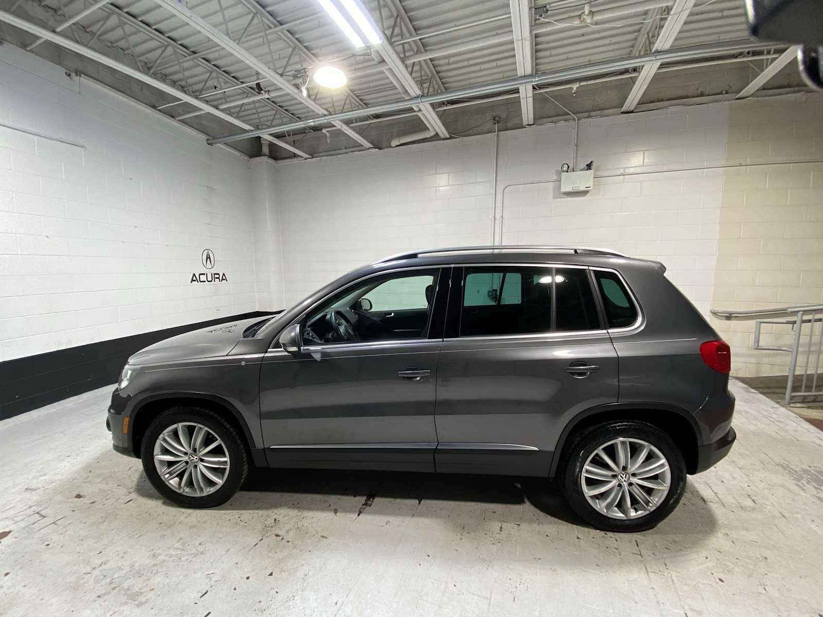 Thumbnail: 2014 Volkswagen Tiguan - 3