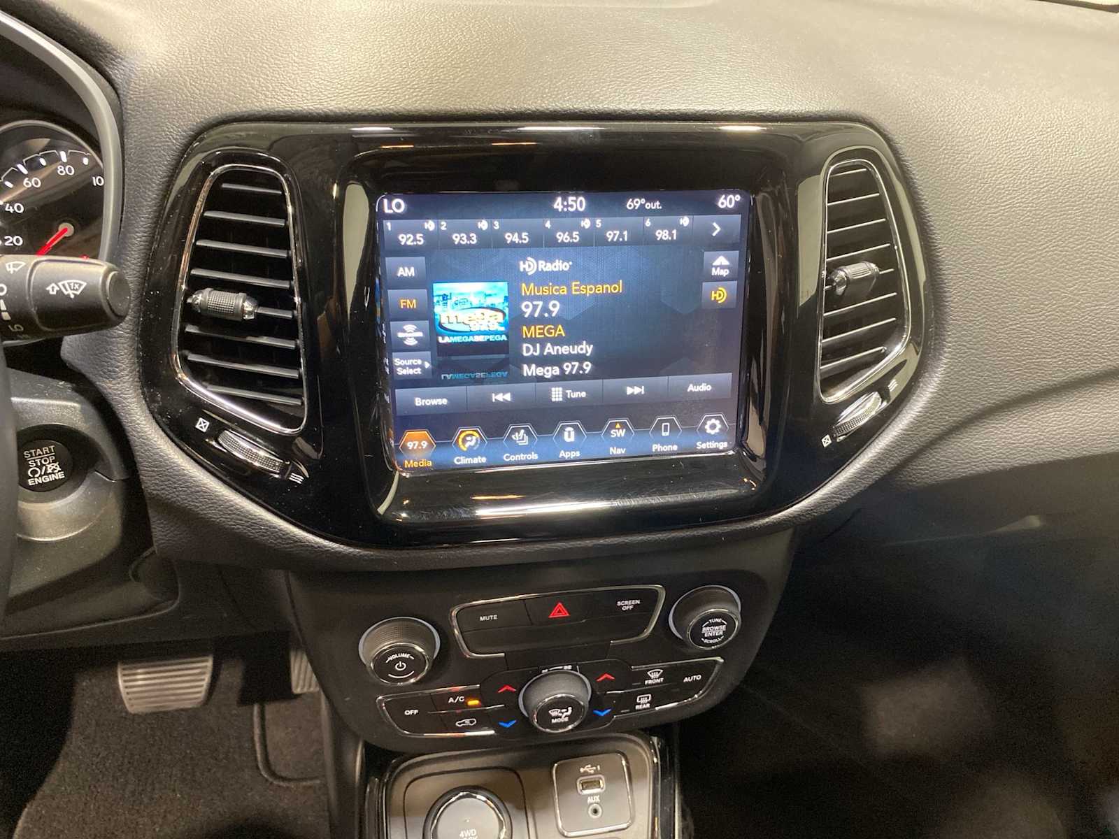 Thumbnail: 2020 Jeep Compass - 16