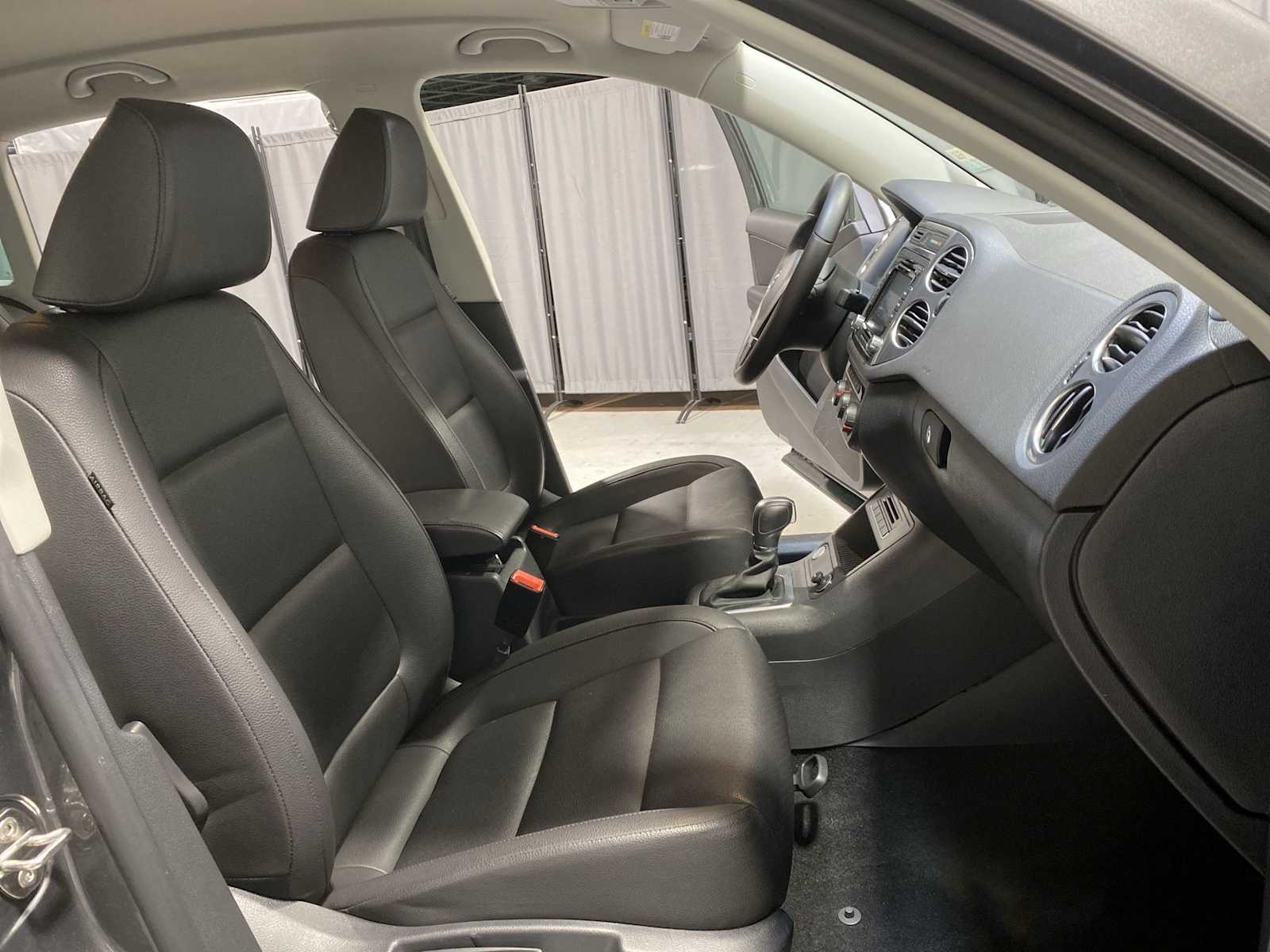 Thumbnail: 2014 Volkswagen Tiguan - 14