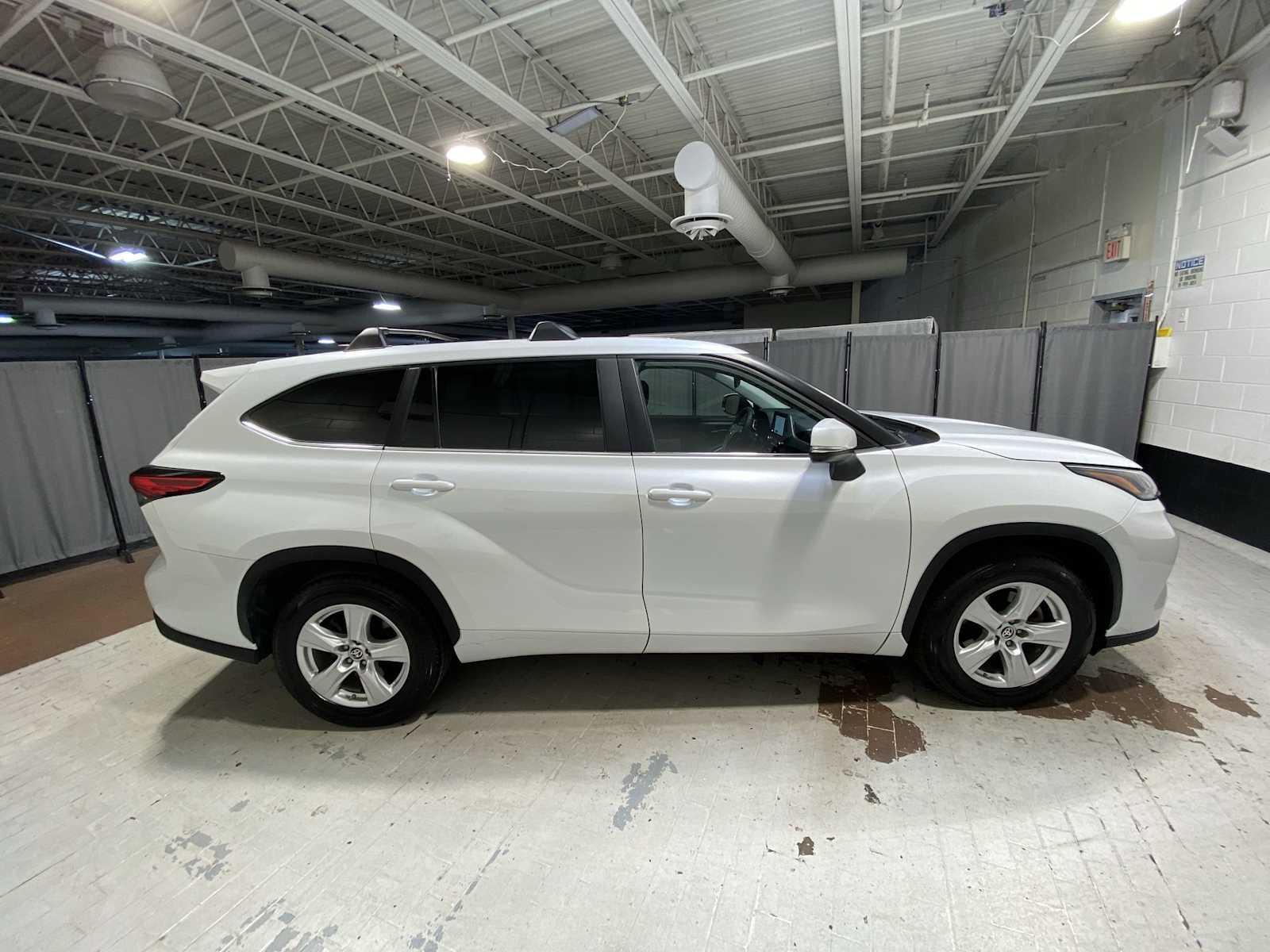 Thumbnail: 2023 Toyota Highlander - 27