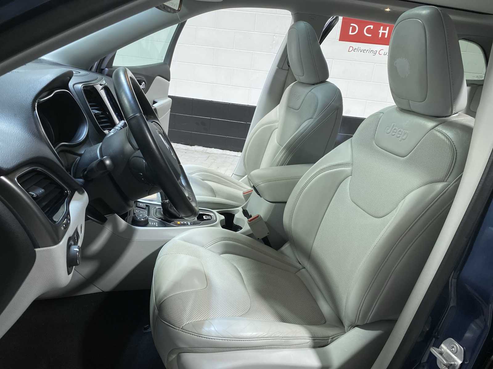 Thumbnail: 2020 Jeep Cherokee - 11