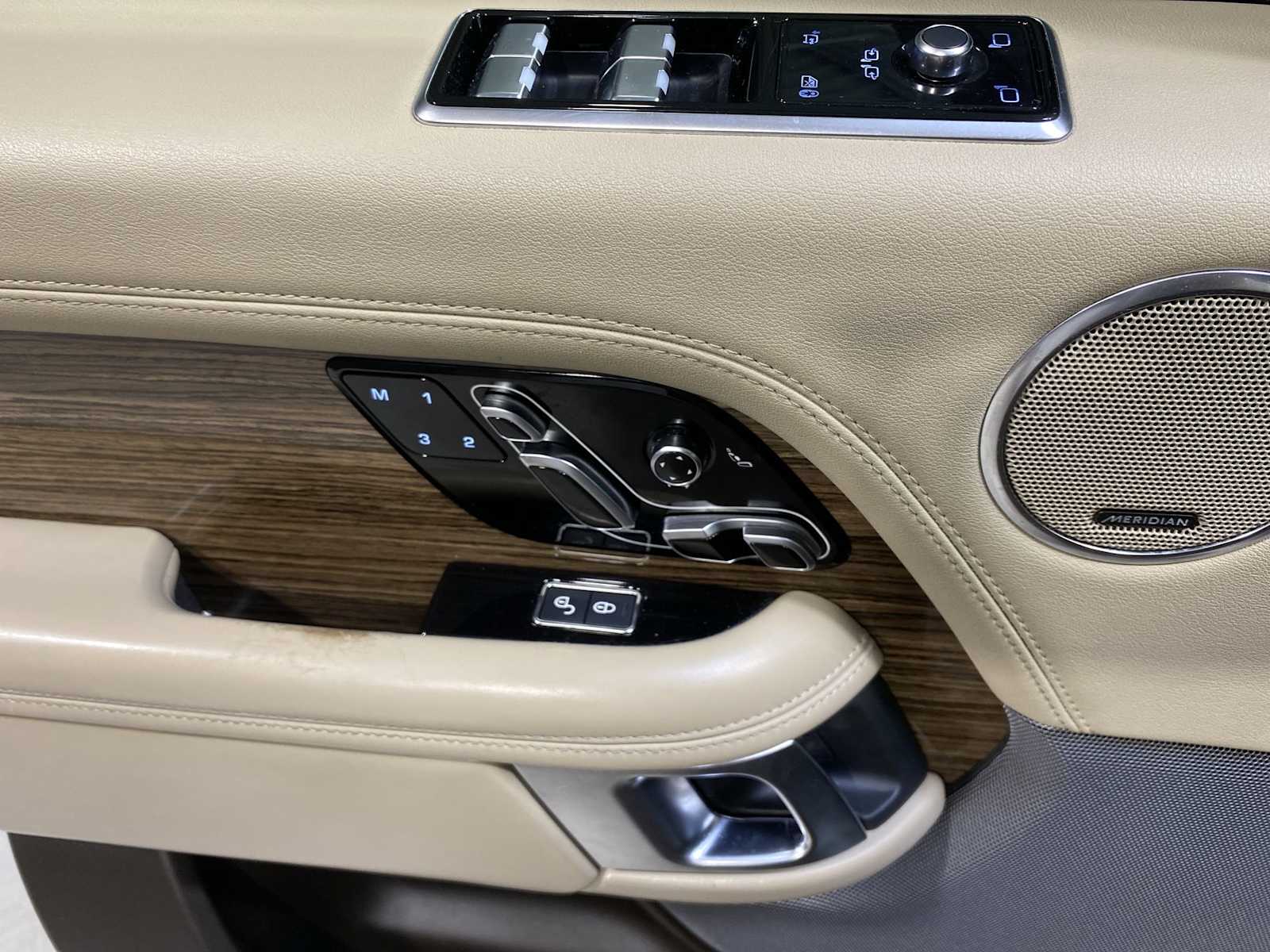 Thumbnail: 2020 Land Rover Range Rover - 22