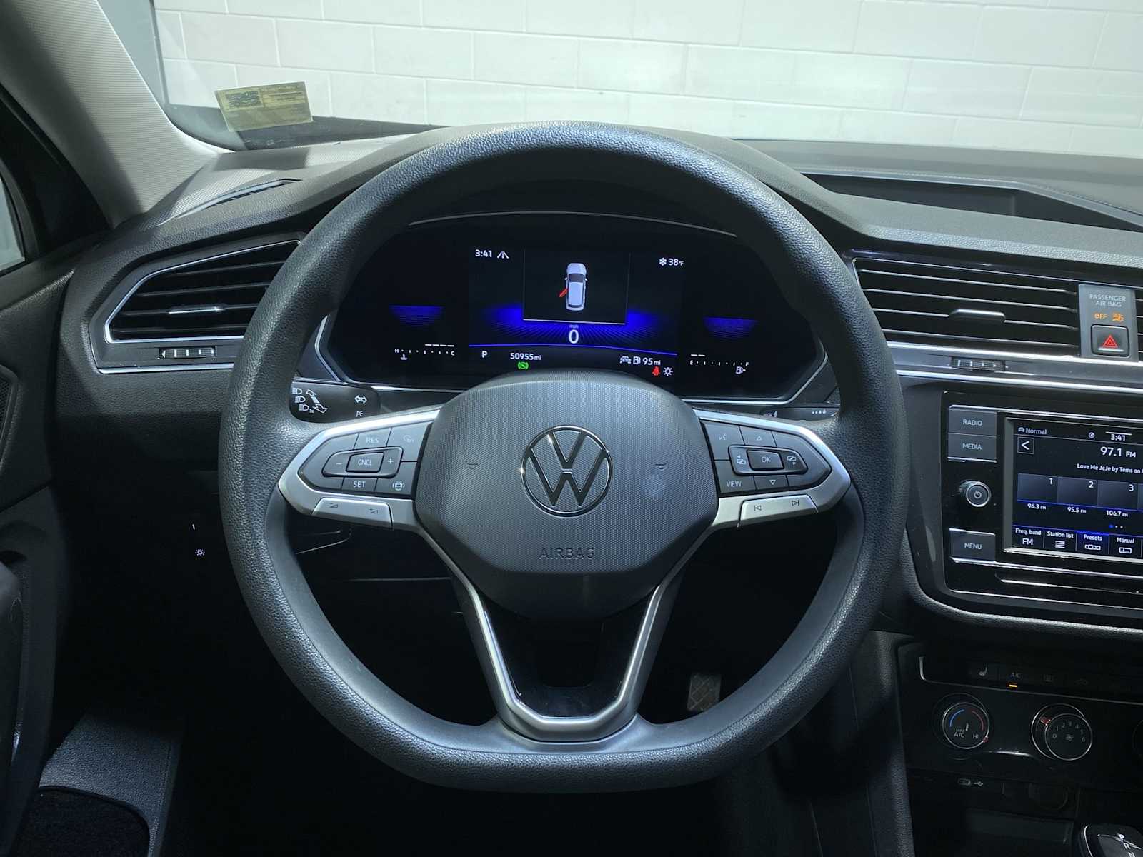 Thumbnail: 2022 Volkswagen Tiguan - 15