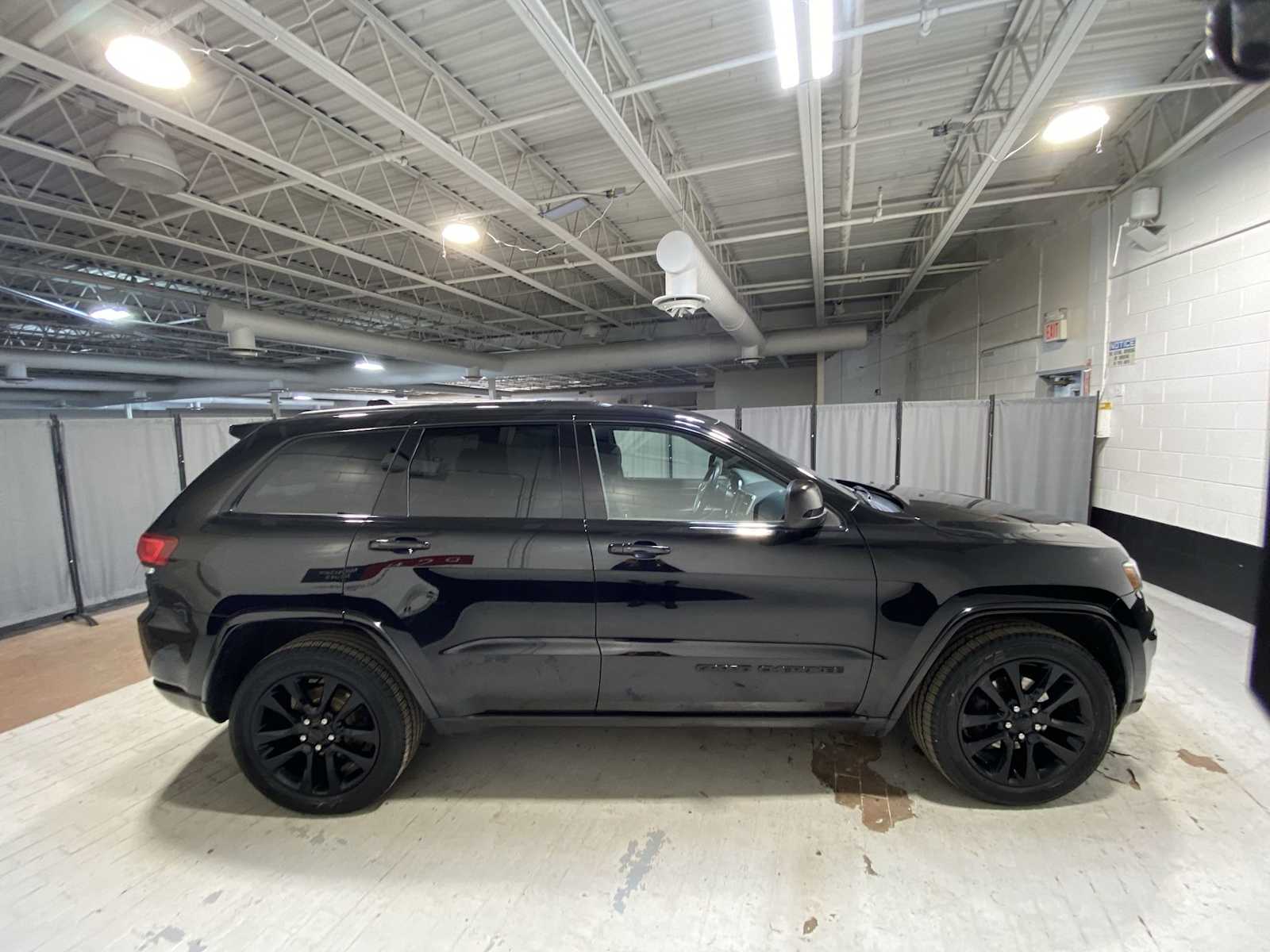 Thumbnail: 2017 Jeep Grand Cherokee - 27