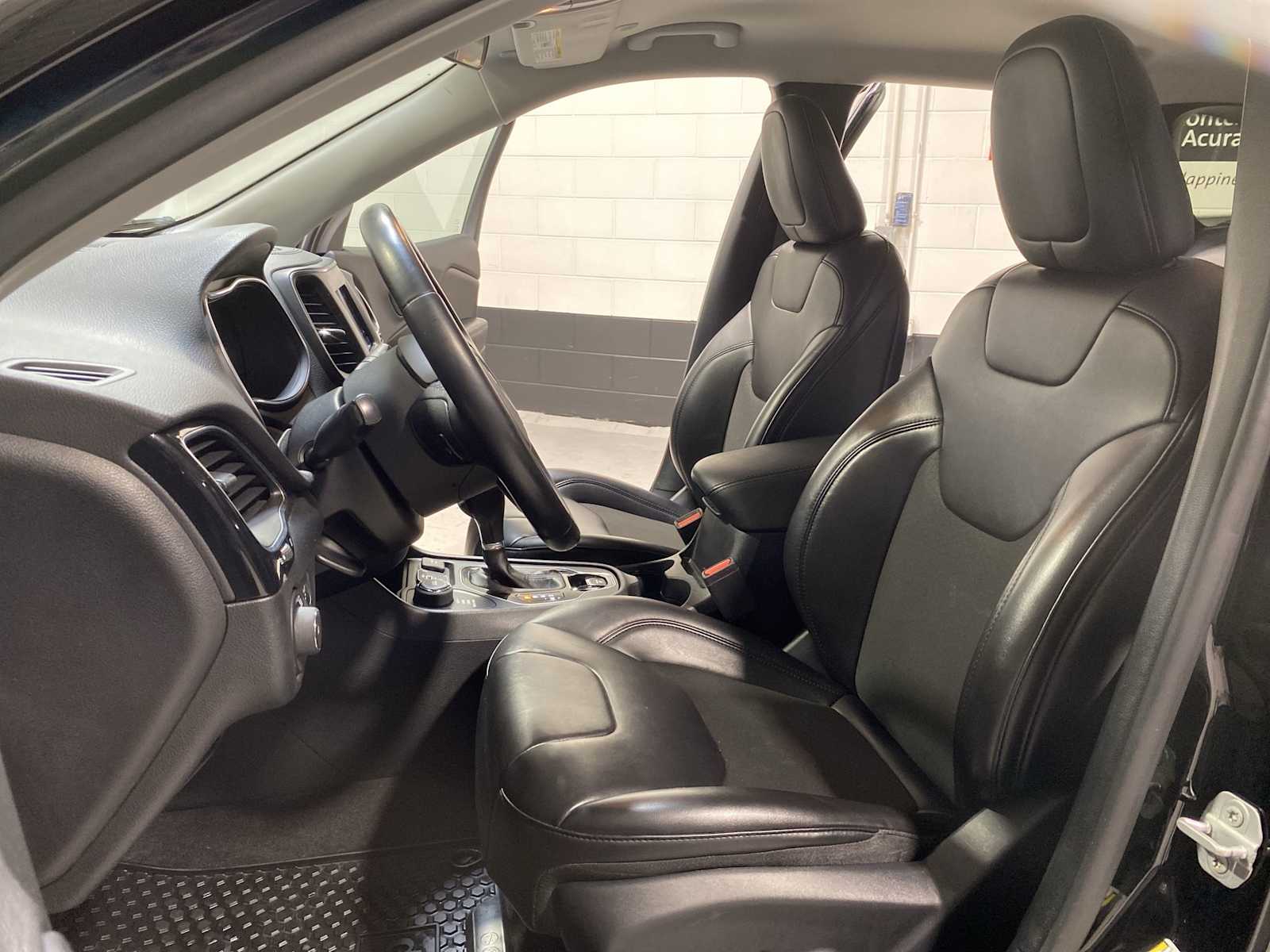 Thumbnail: 2020 Jeep Cherokee - 11