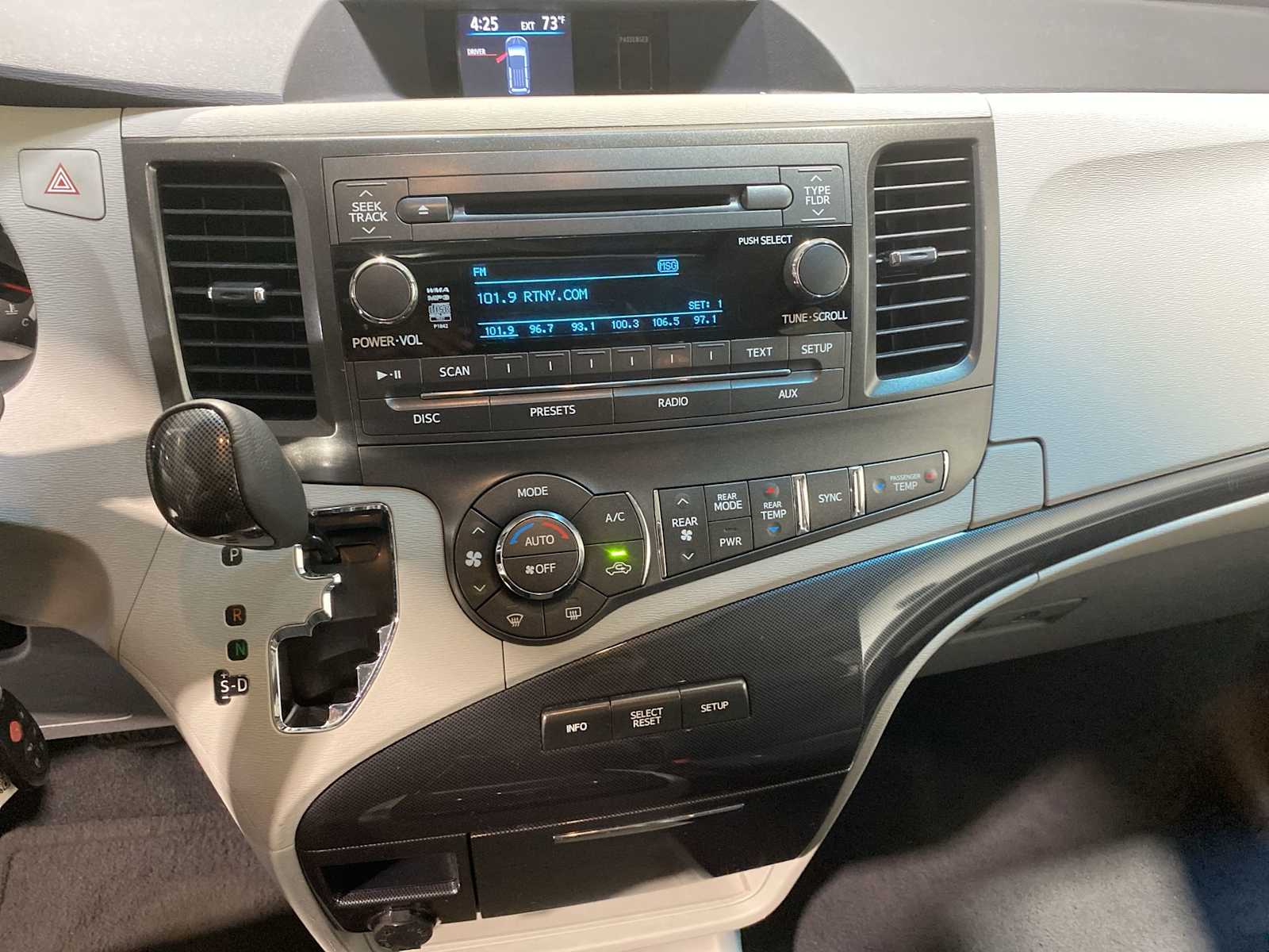 Thumbnail: 2011 Toyota Sienna - 16