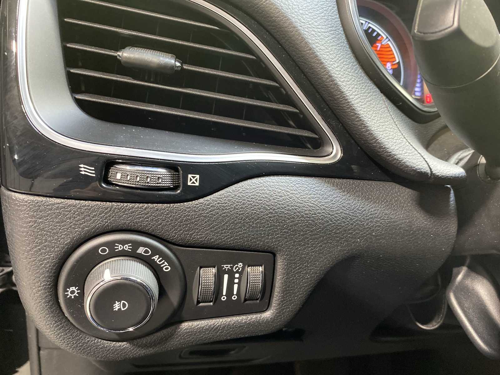 Thumbnail: 2020 Jeep Cherokee - 24