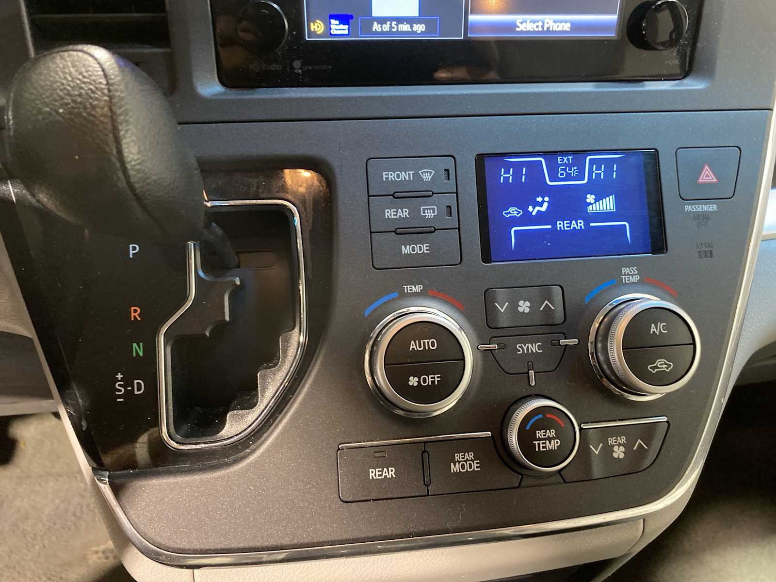 Thumbnail: 2015 Toyota Sienna - 17