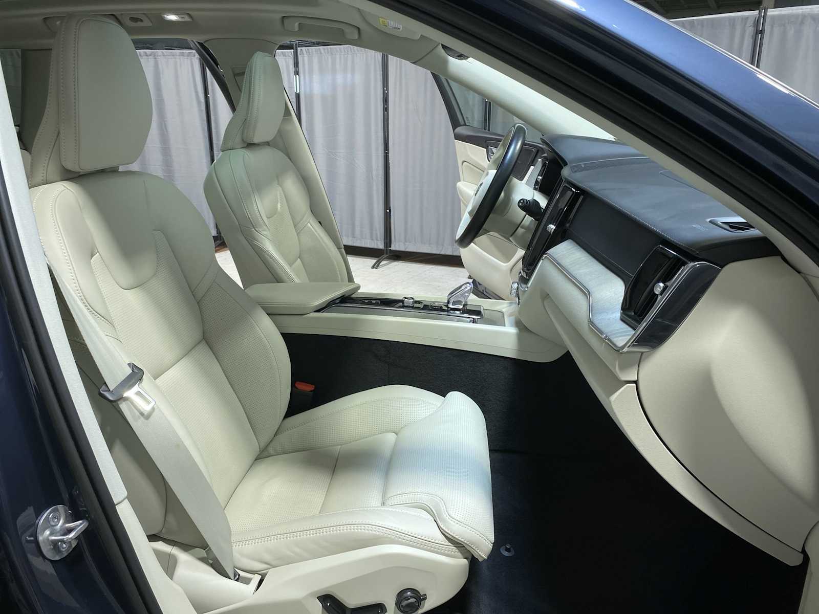 Thumbnail: 2023 Volvo XC60 - 14