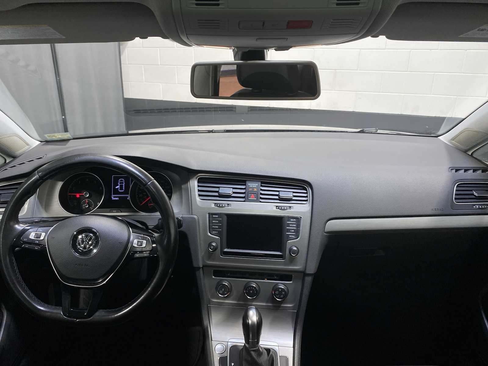 Thumbnail: 2017 Volkswagen Golf - 10