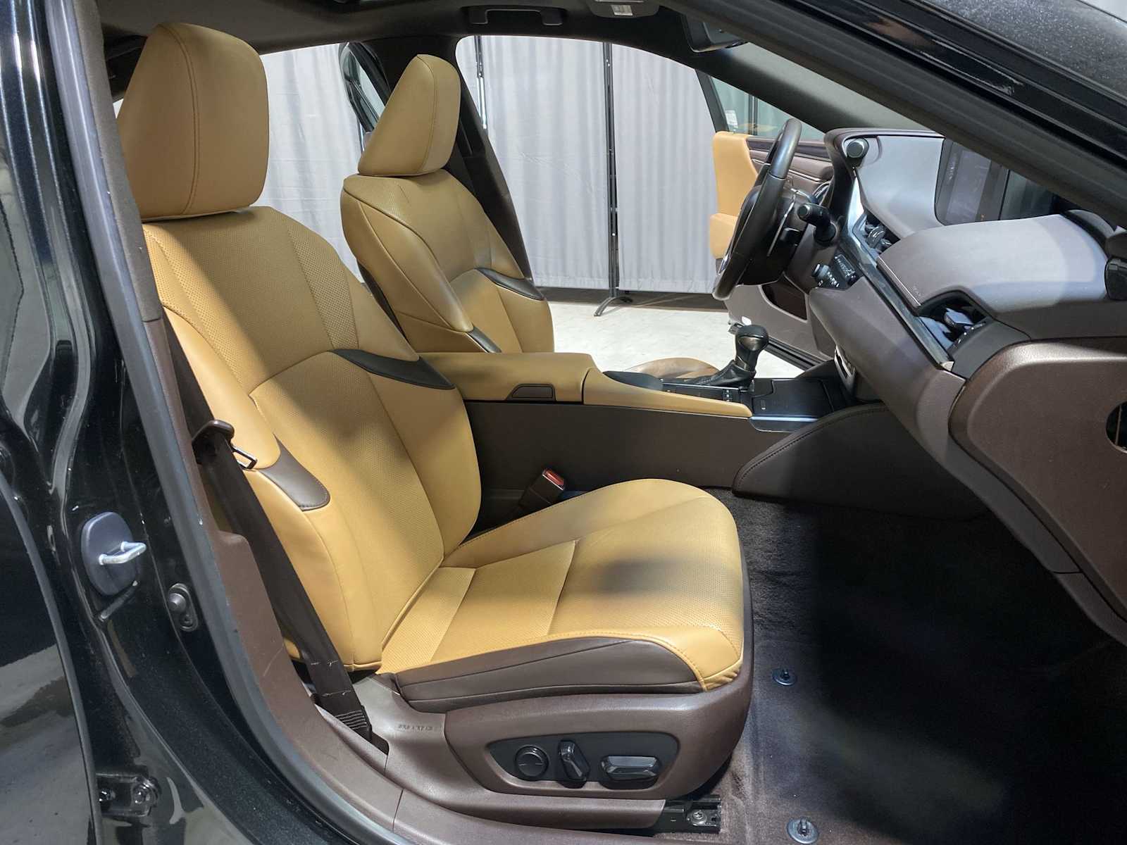 Thumbnail: 2020 Lexus ES - 14