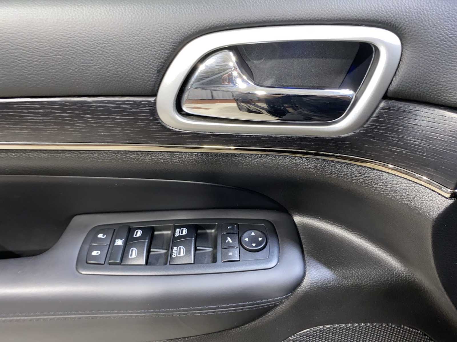 Thumbnail: 2018 Jeep Grand Cherokee - 23