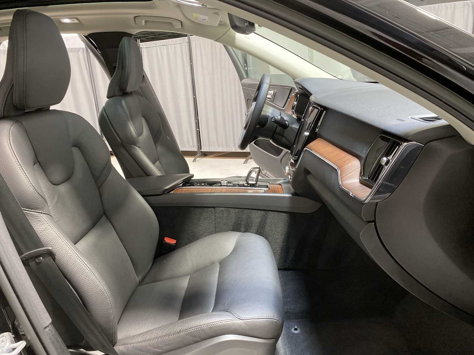 Thumbnail: 2023 Volvo XC60 - 14