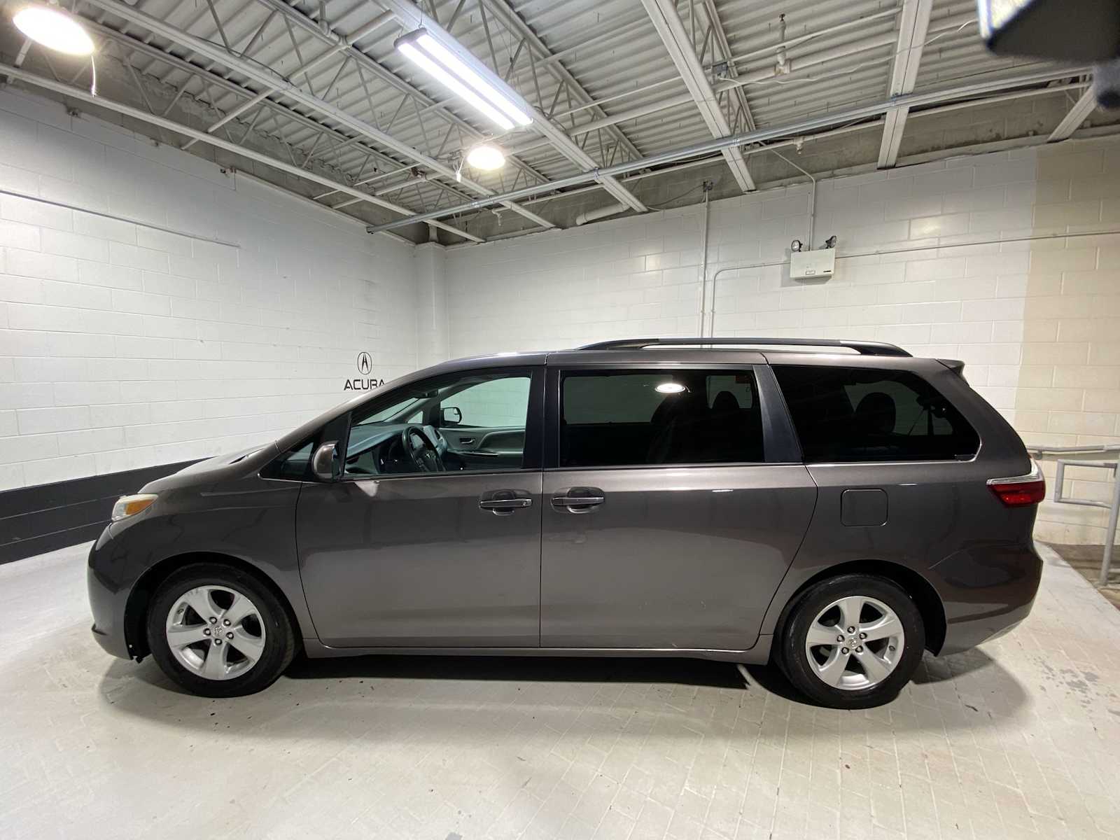 Thumbnail: 2015 Toyota Sienna - 3