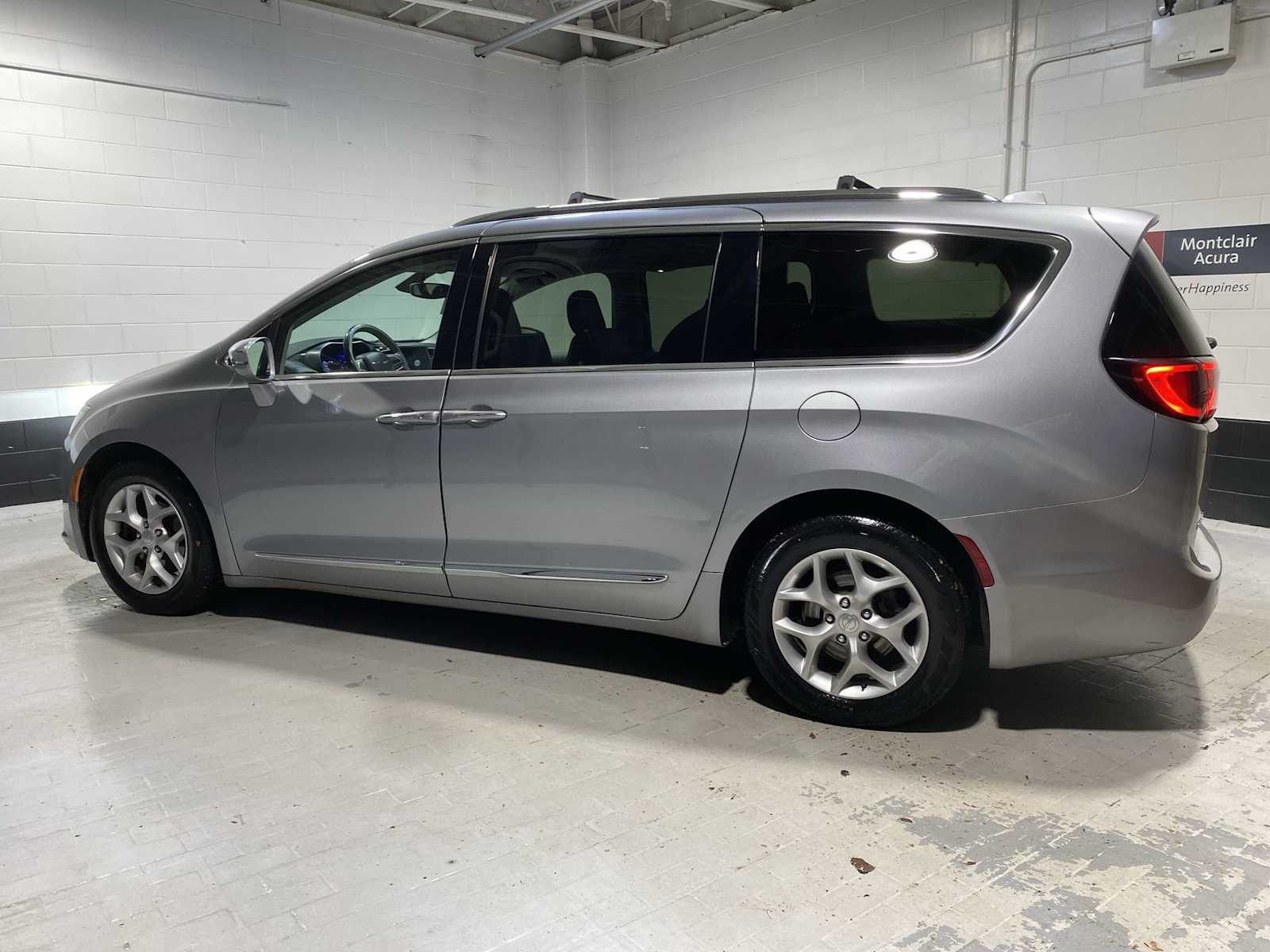 2019 Chrysler Pacifica Limited photo 3