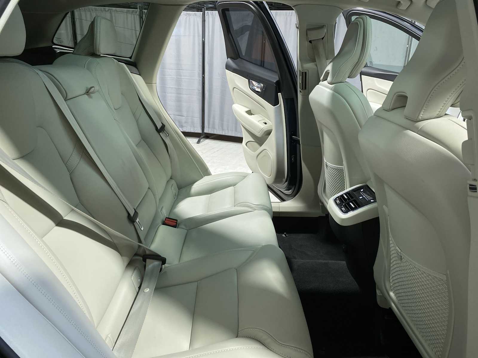 Thumbnail: 2023 Volvo XC60 - 13