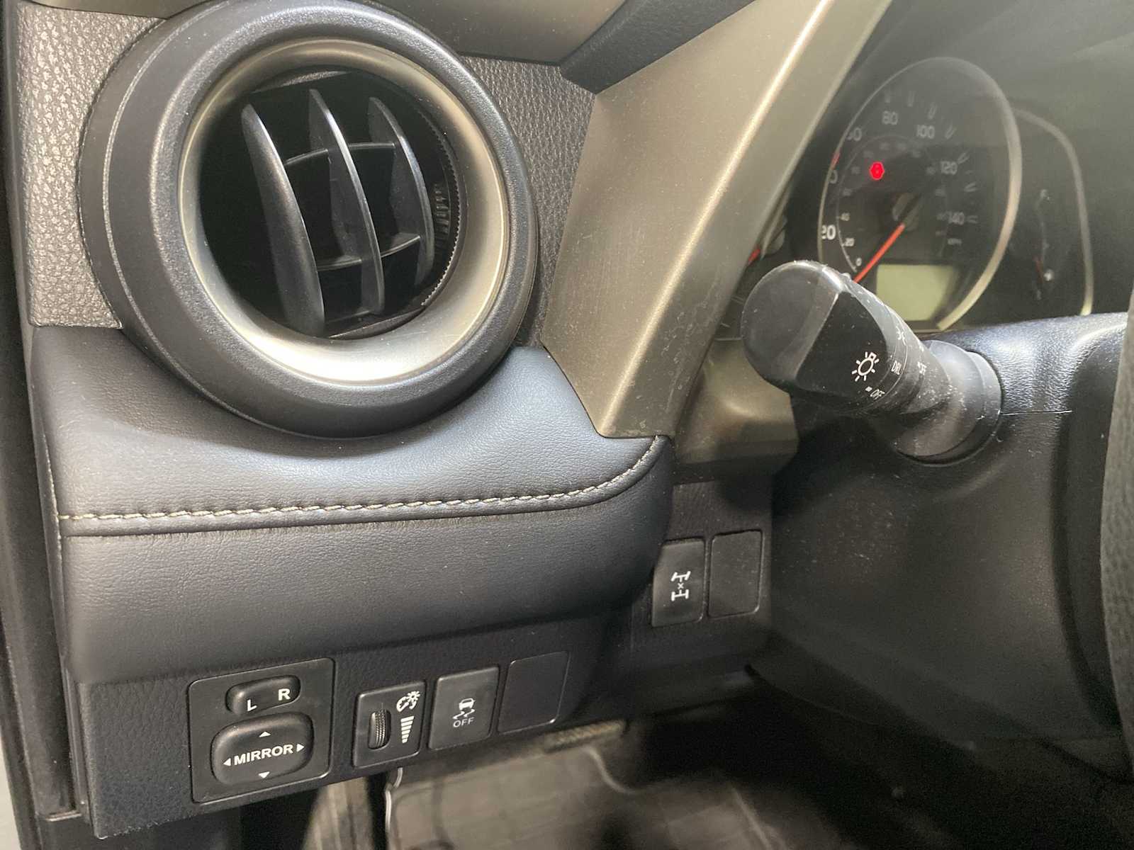 Thumbnail: 2015 Toyota RAV4 - 24