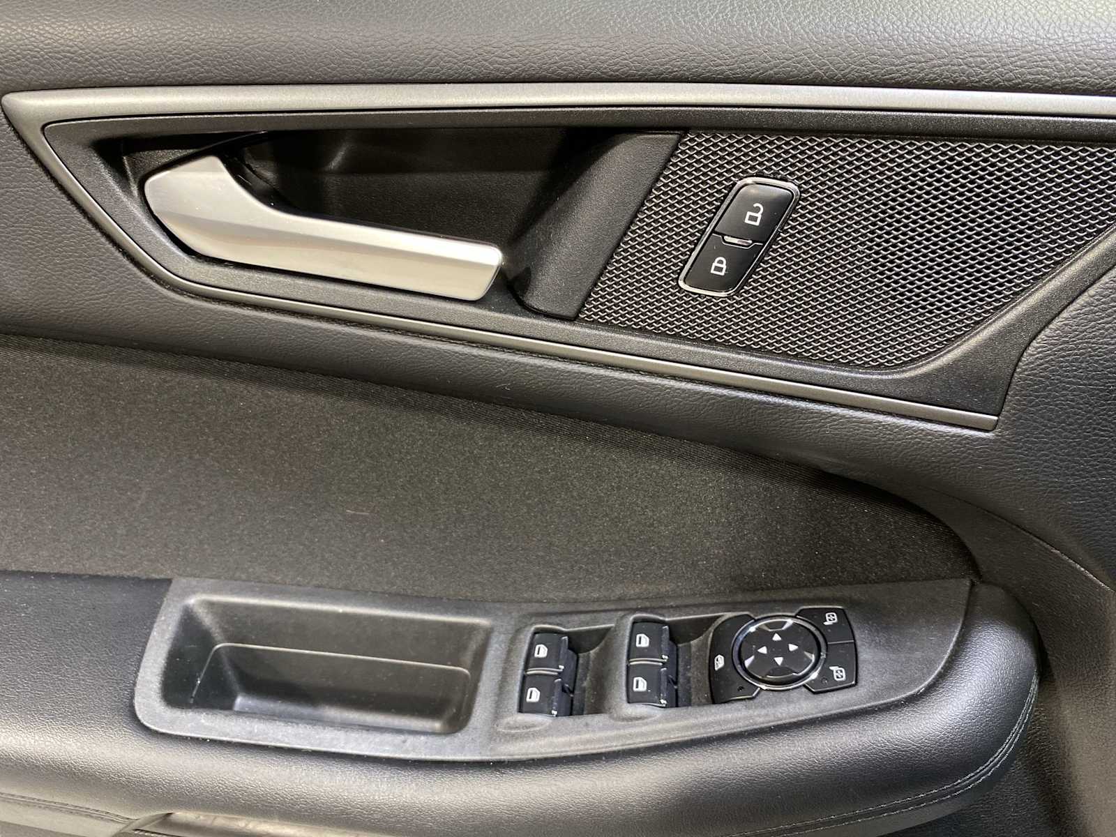 Thumbnail: 2016 Ford Edge - 23