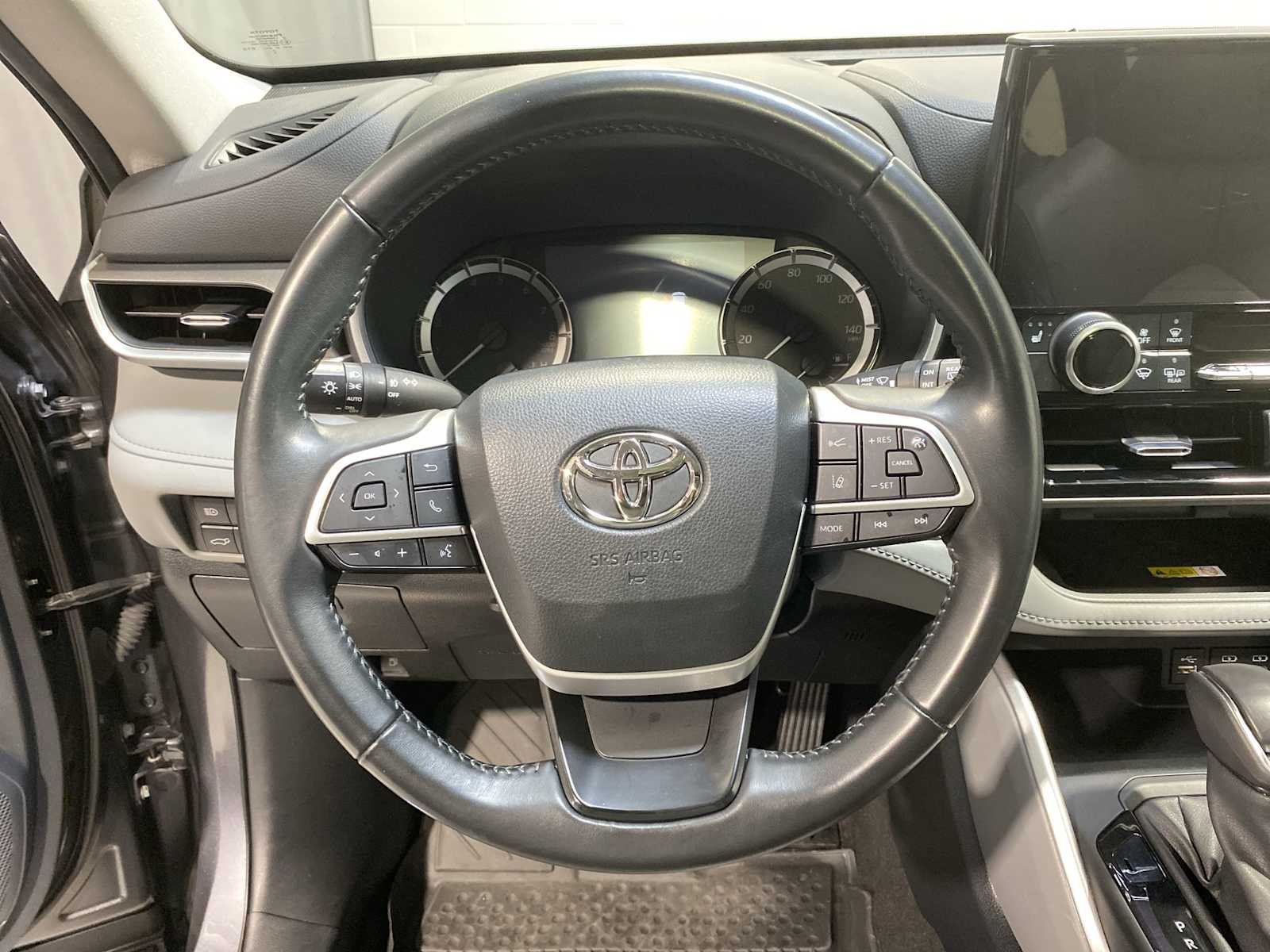 Thumbnail: 2023 Toyota Highlander - 15