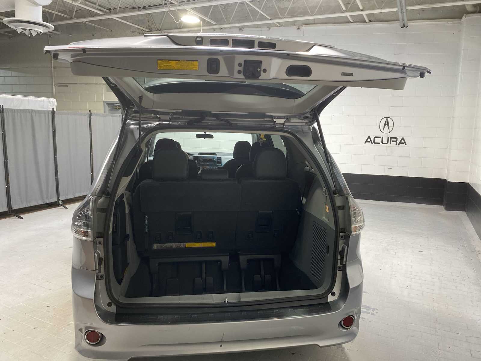 Thumbnail: 2011 Toyota Sienna - 19