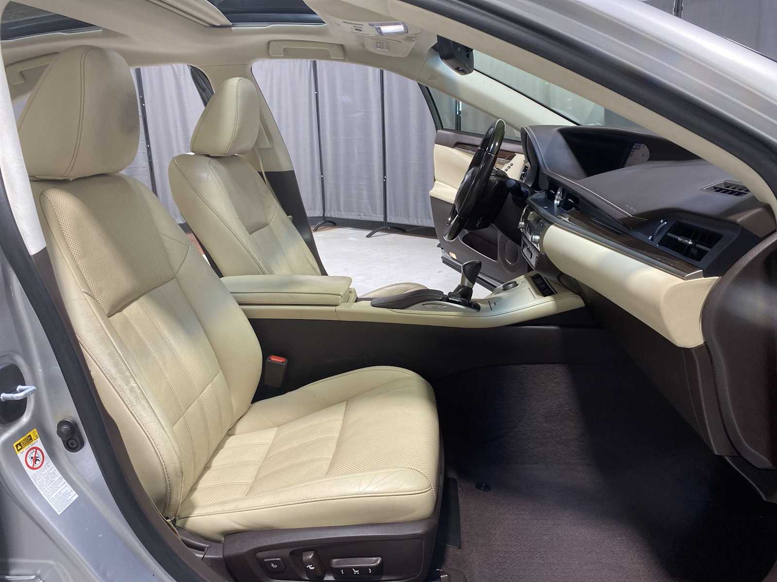 Thumbnail: 2016 Lexus ES - 14