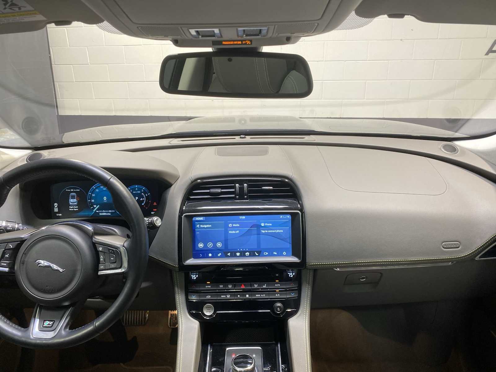 Thumbnail: 2017 Jaguar F-Pace - 10