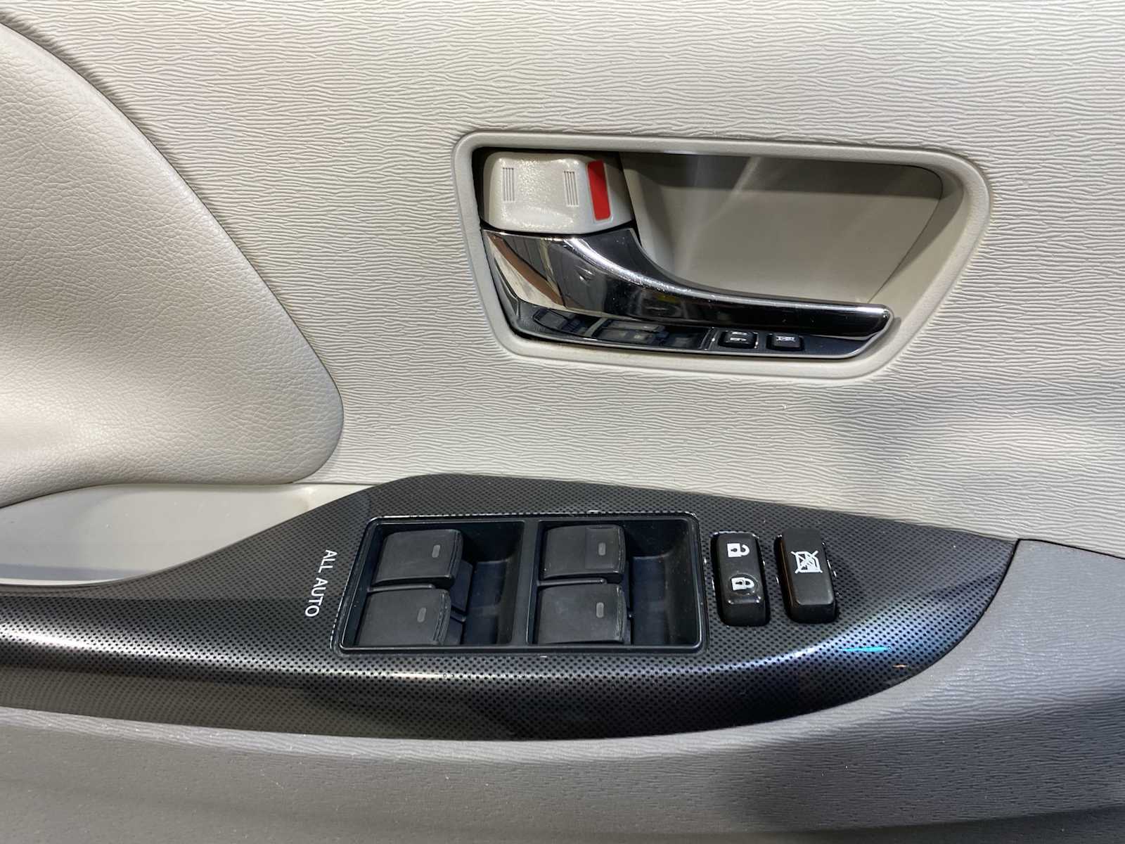 Thumbnail: 2011 Toyota Sienna - 23