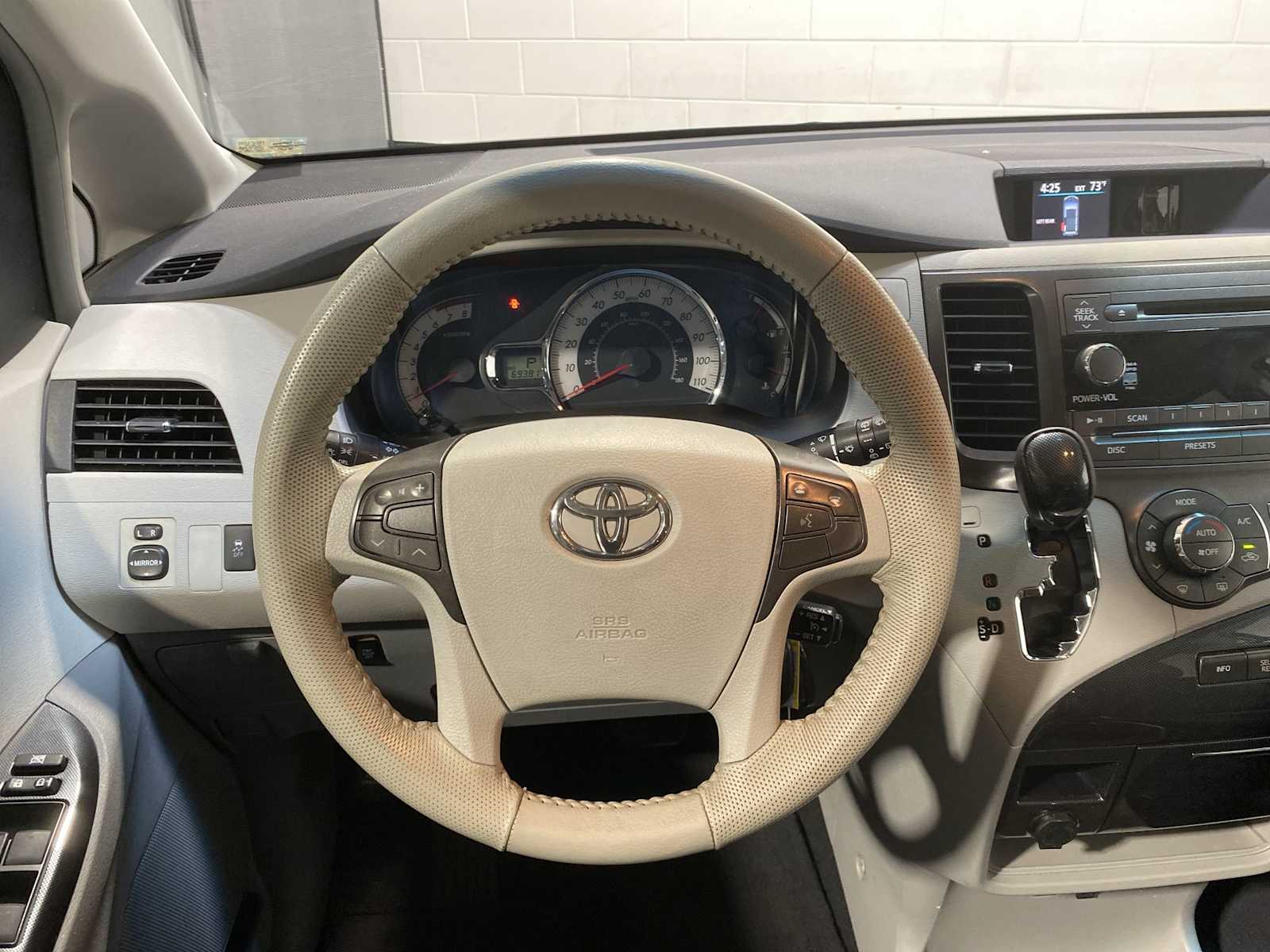Thumbnail: 2011 Toyota Sienna - 15