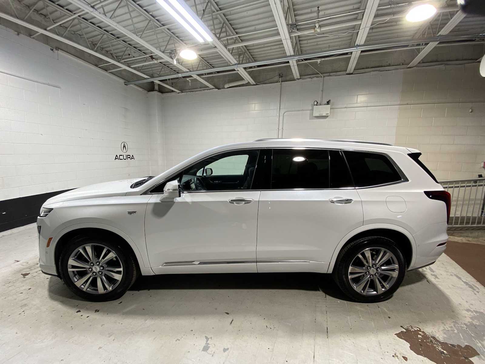 Thumbnail: 2023 Cadillac XT6 - 3