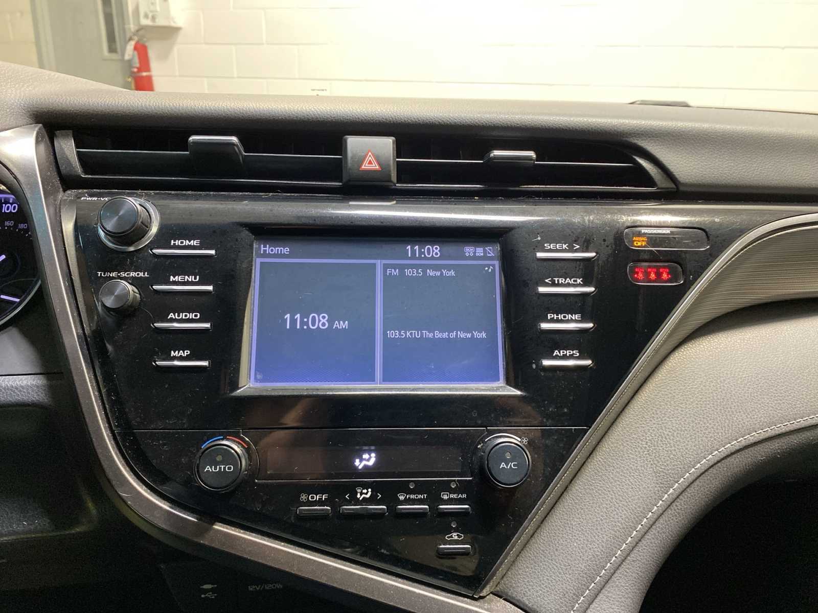 2019 Toyota Camry SE 16