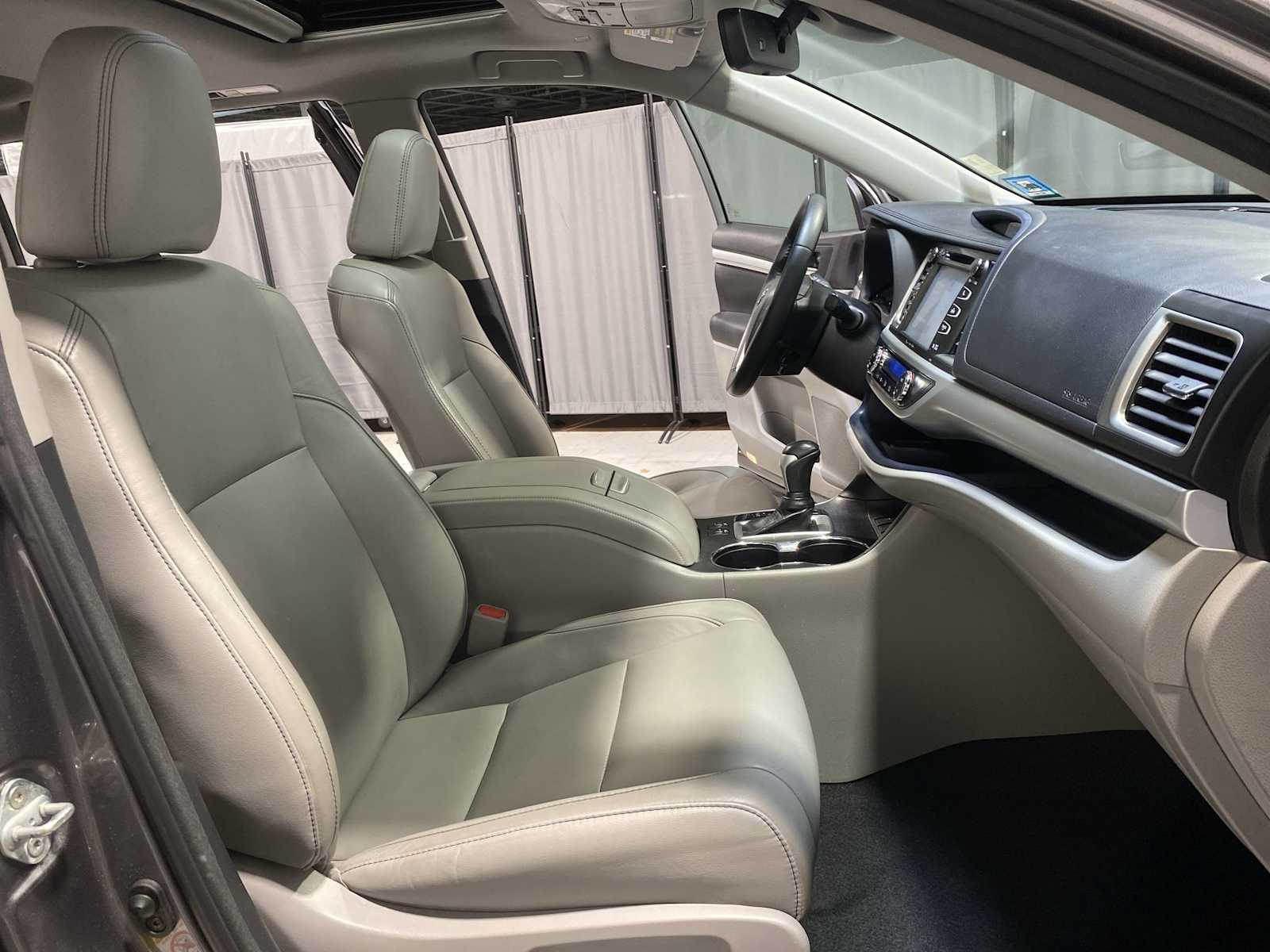 Thumbnail: 2018 Toyota Highlander - 14