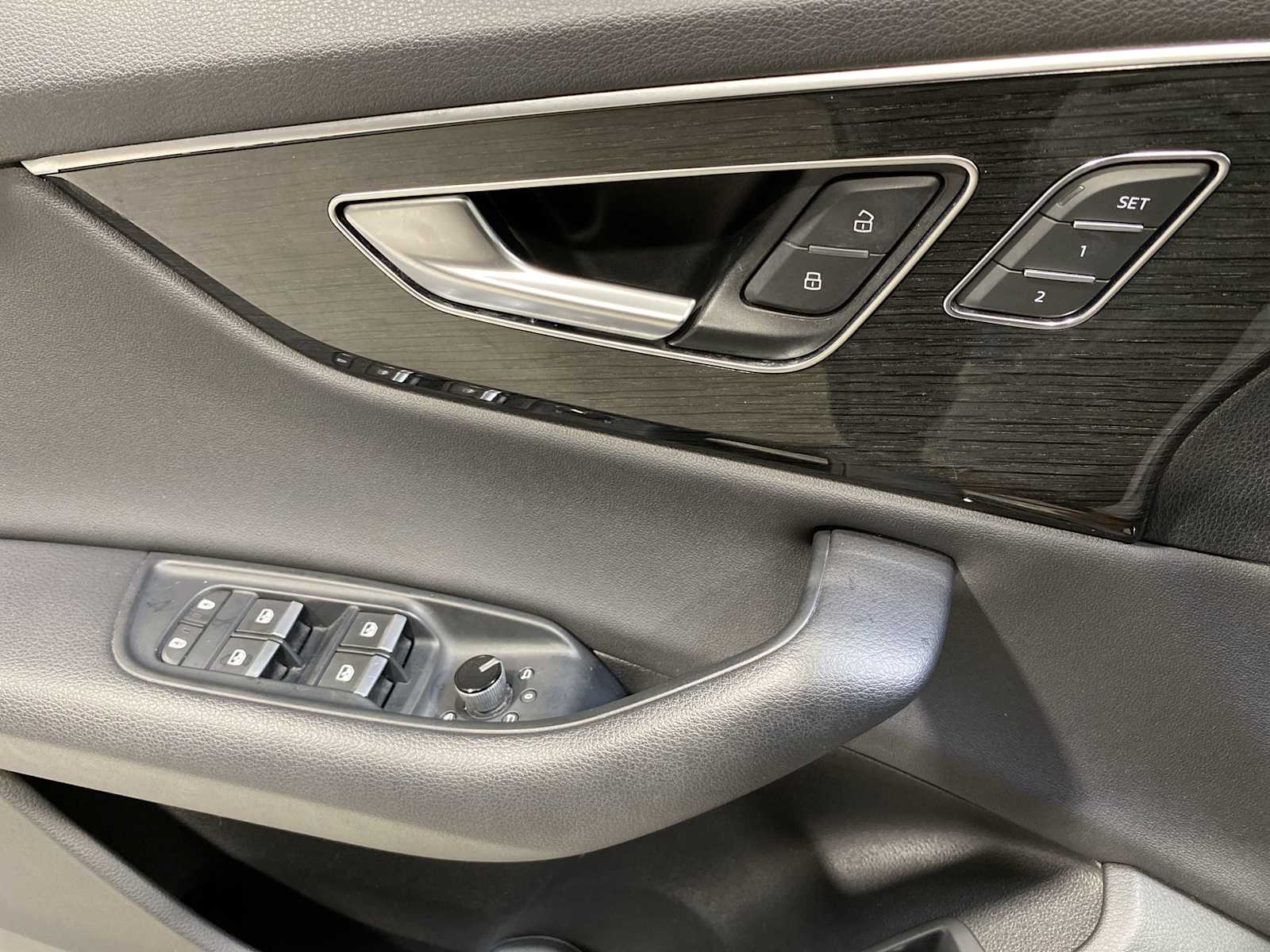 Thumbnail: 2020 Audi Q8 - 23