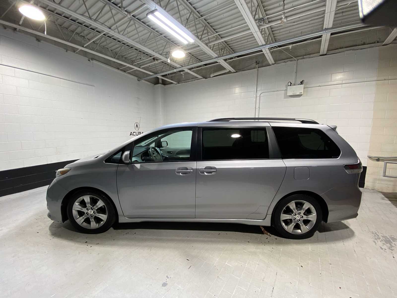 Thumbnail: 2011 Toyota Sienna - 3