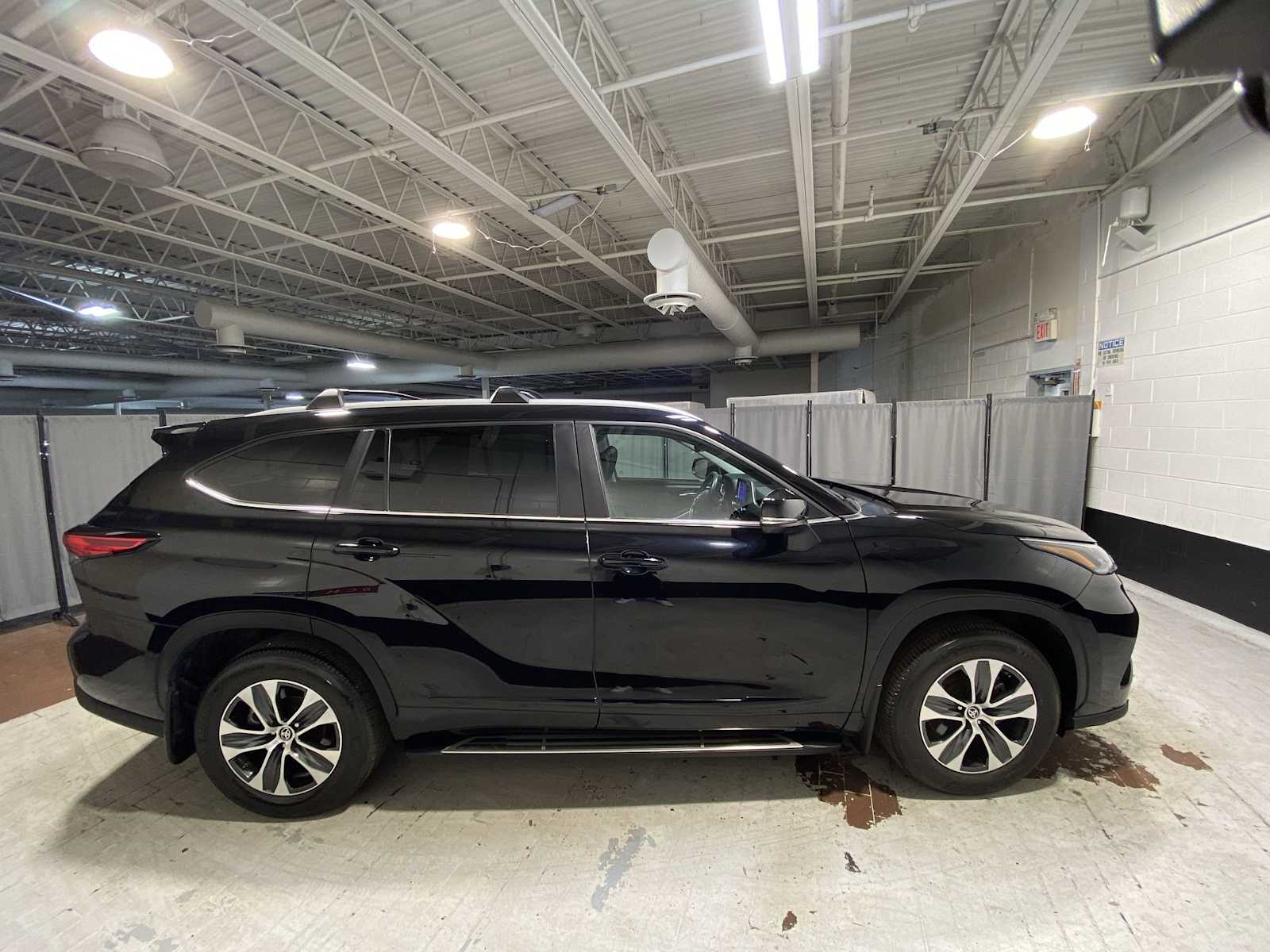 Thumbnail: 2023 Toyota Highlander - 27