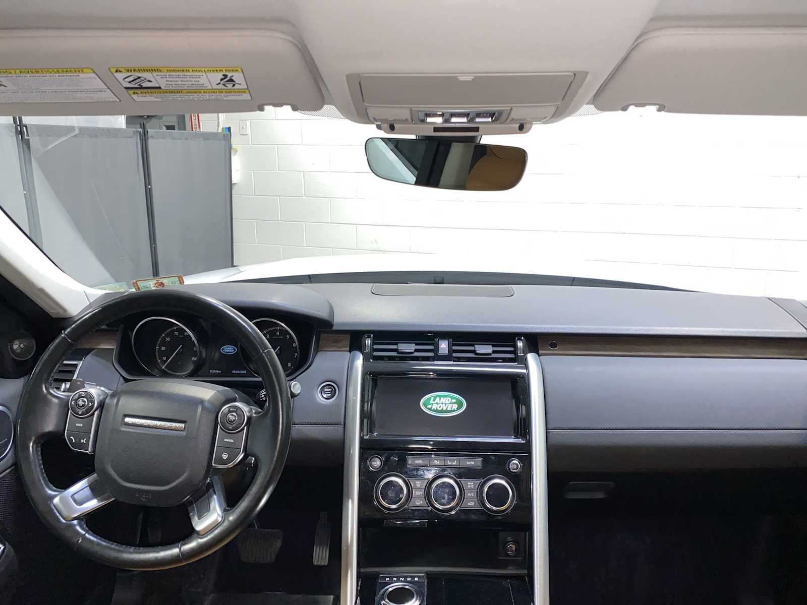 Thumbnail: 2017 Land Rover Discovery - 10