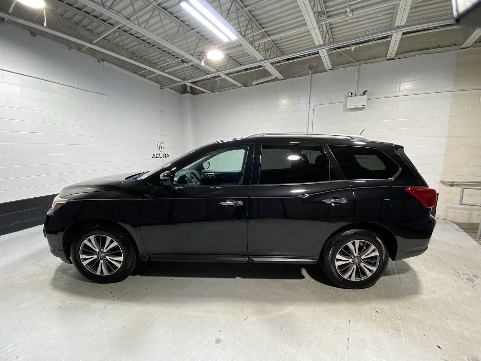 Thumbnail: 2017 Nissan Pathfinder - 3