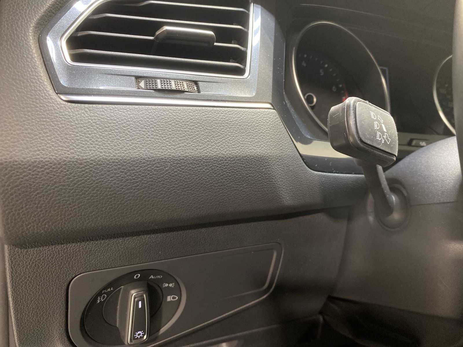 Thumbnail: 2020 Volkswagen Tiguan - 24