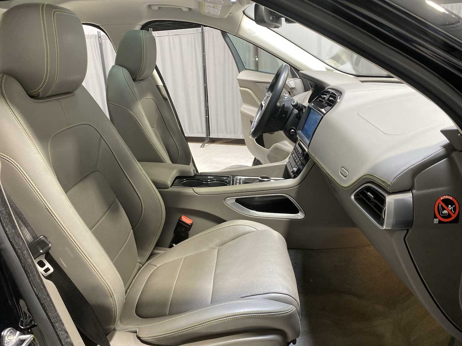 Thumbnail: 2017 Jaguar F-Pace - 14