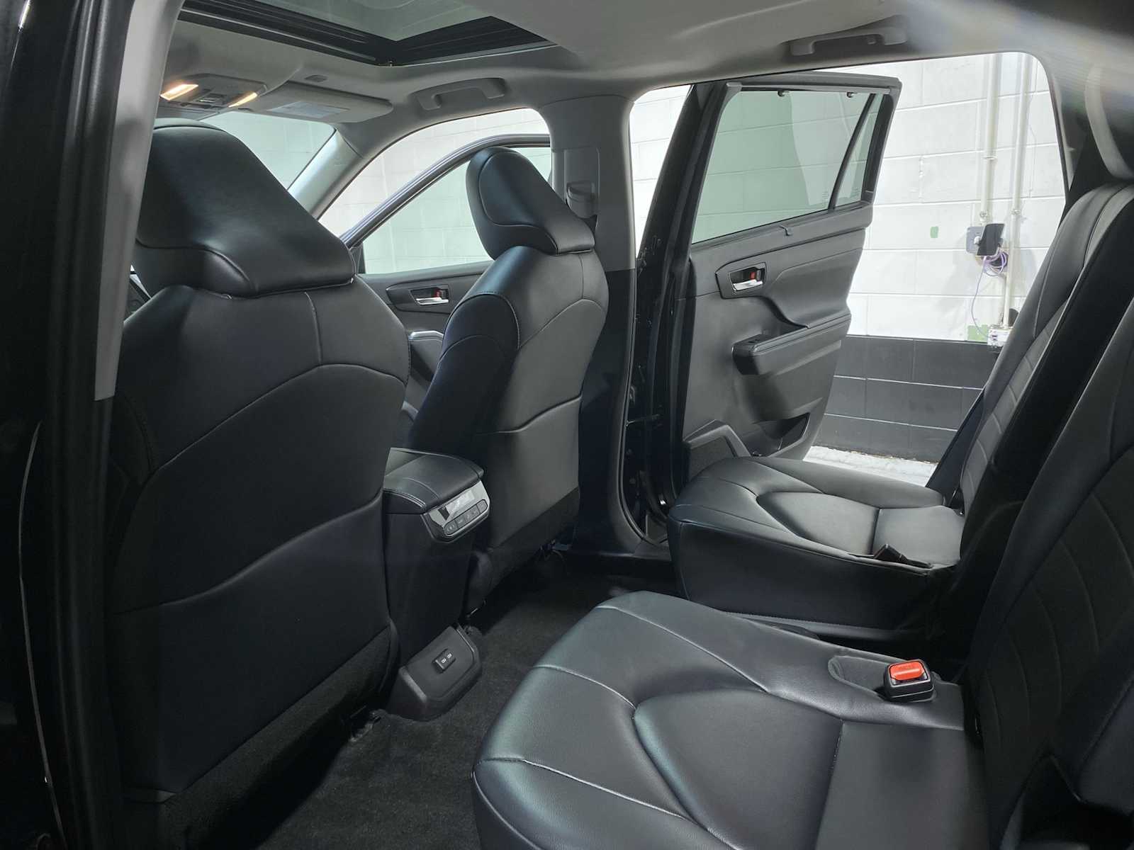 Thumbnail: 2023 Toyota Highlander - 12