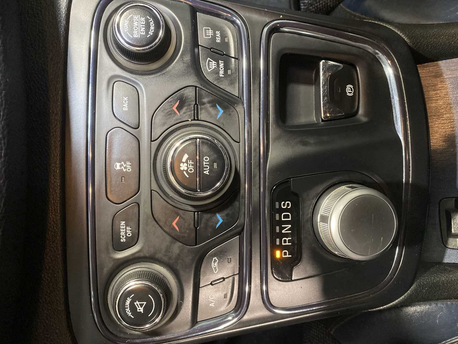 Thumbnail: 2015 Chrysler 200 - 17