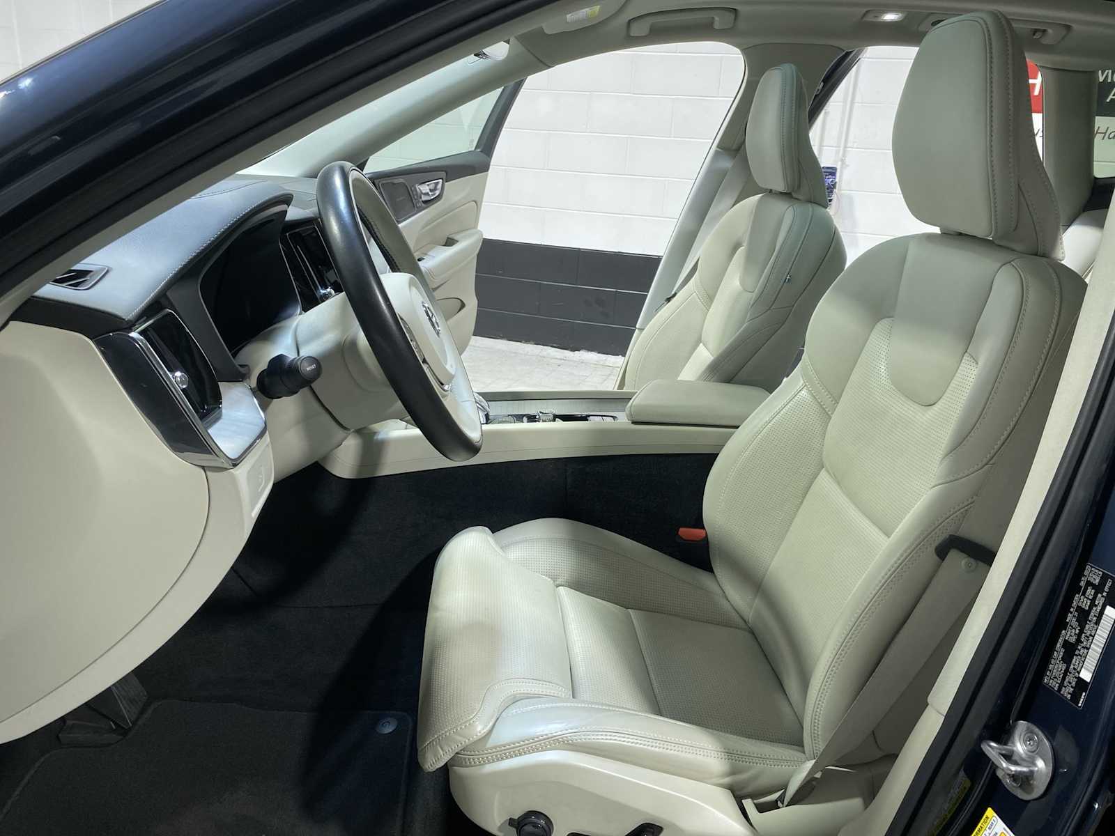 Thumbnail: 2023 Volvo XC60 - 11