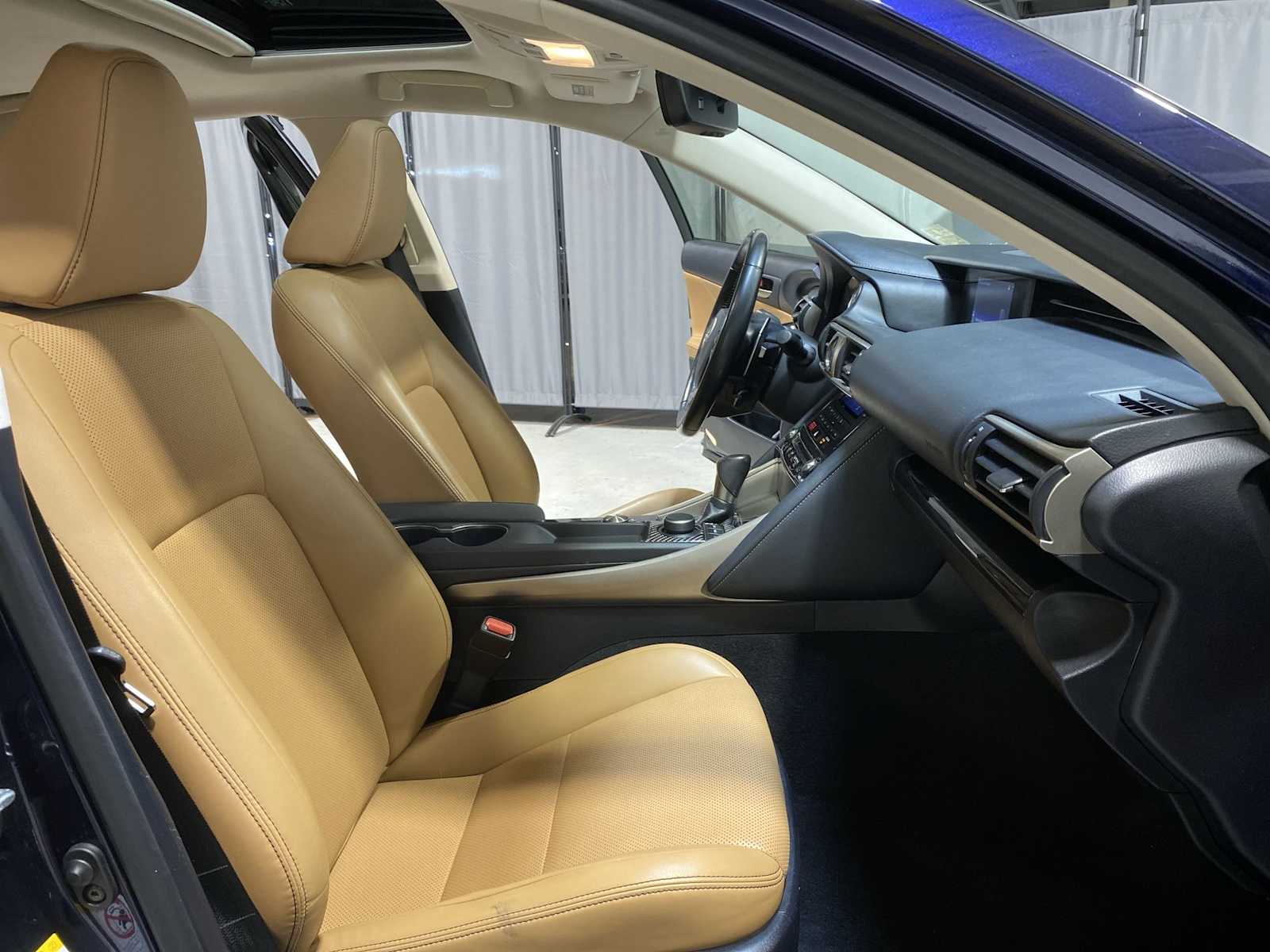 Thumbnail: 2017 Lexus IS - 14