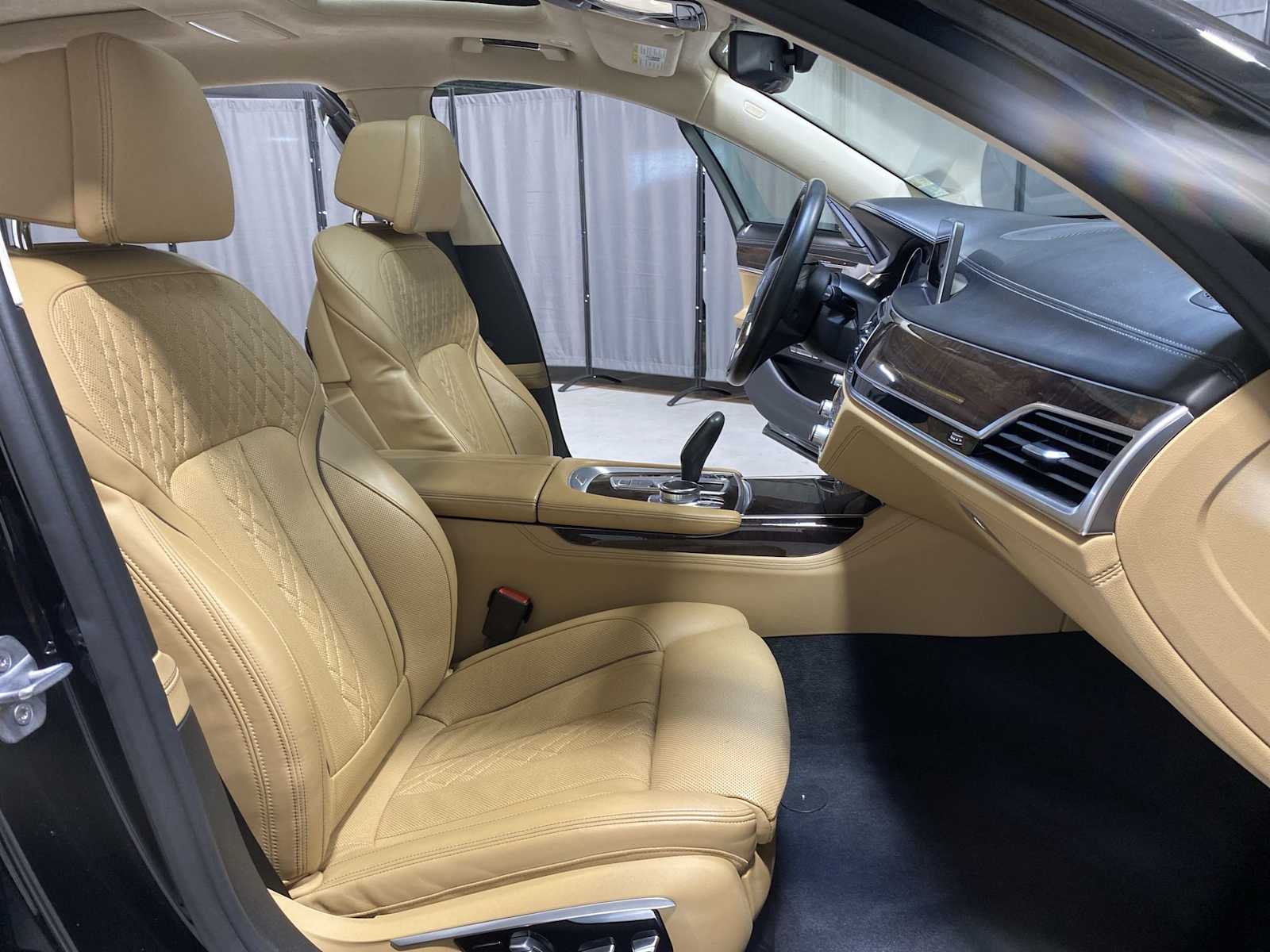Thumbnail: 2016 BMW 7 Series - 14